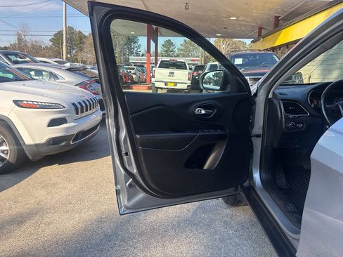 Used 2020 Jeep Cherokee Trailhawk w/ Cold Weather Group AWD/4WD image 10