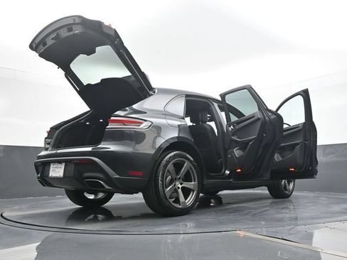 Certified 2025 Porsche Macan AWD/4WD image 26