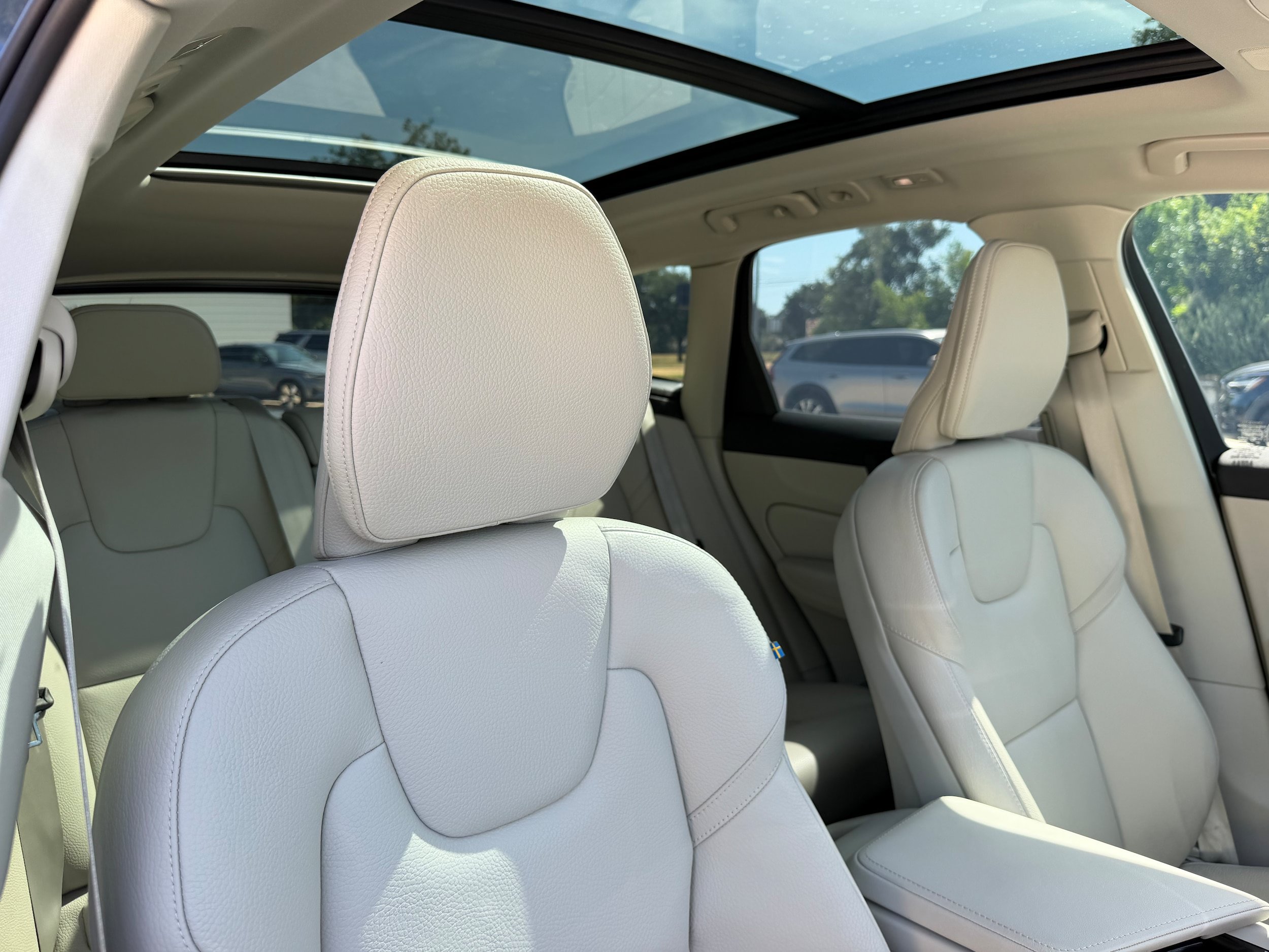 Certified 2025 Volvo XC60 T8 Plus w/ Protection Package Premier AWD/4WD image 11