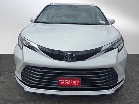 New 2026 Toyota Sienna Limited image 8