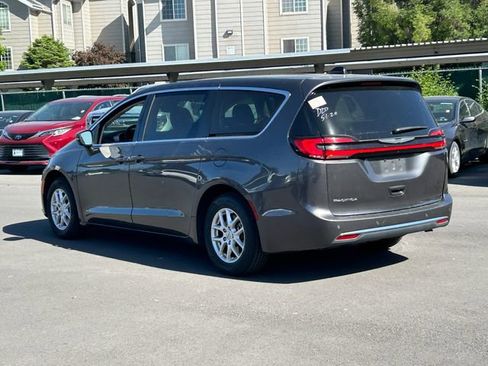 Used 2023 Chrysler Pacifica Touring-L FWD image 6