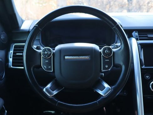 Used 2018 Land Rover Discovery HSE image 17