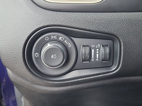 Used 2016 Jeep Renegade Latitude w/ Cold Weather Group AWD/4WD image 17