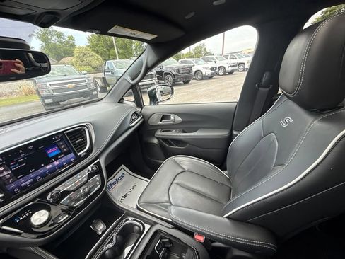 Used 2024 Chrysler Pacifica Limited w/ S Appearance Package FWD image 17