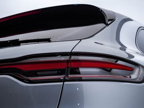 Certified 2025 Porsche Macan image 13