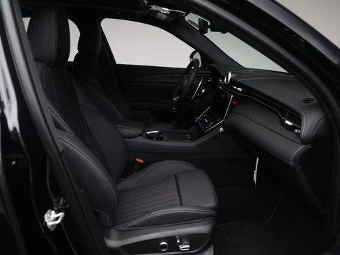 New 2025 Maserati Grecale GT image 14