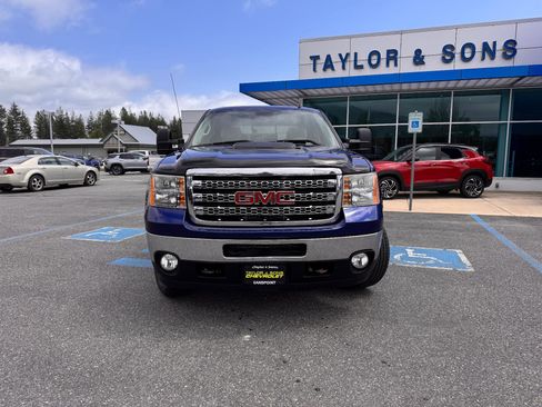 Used 2013 GMC Sierra 2500 SLT w/ Suspension Package, Off-Road AWD/4WD image 2