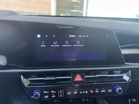 Used 2023 Kia Niro EX Touring image 23