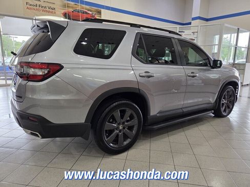 Used 2024 Honda Pilot Sport image 4