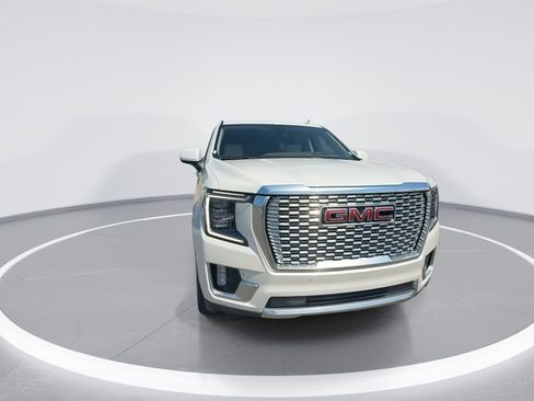 Used 2022 GMC Yukon Denali w/ Denali Premium Package AWD/4WD image 3