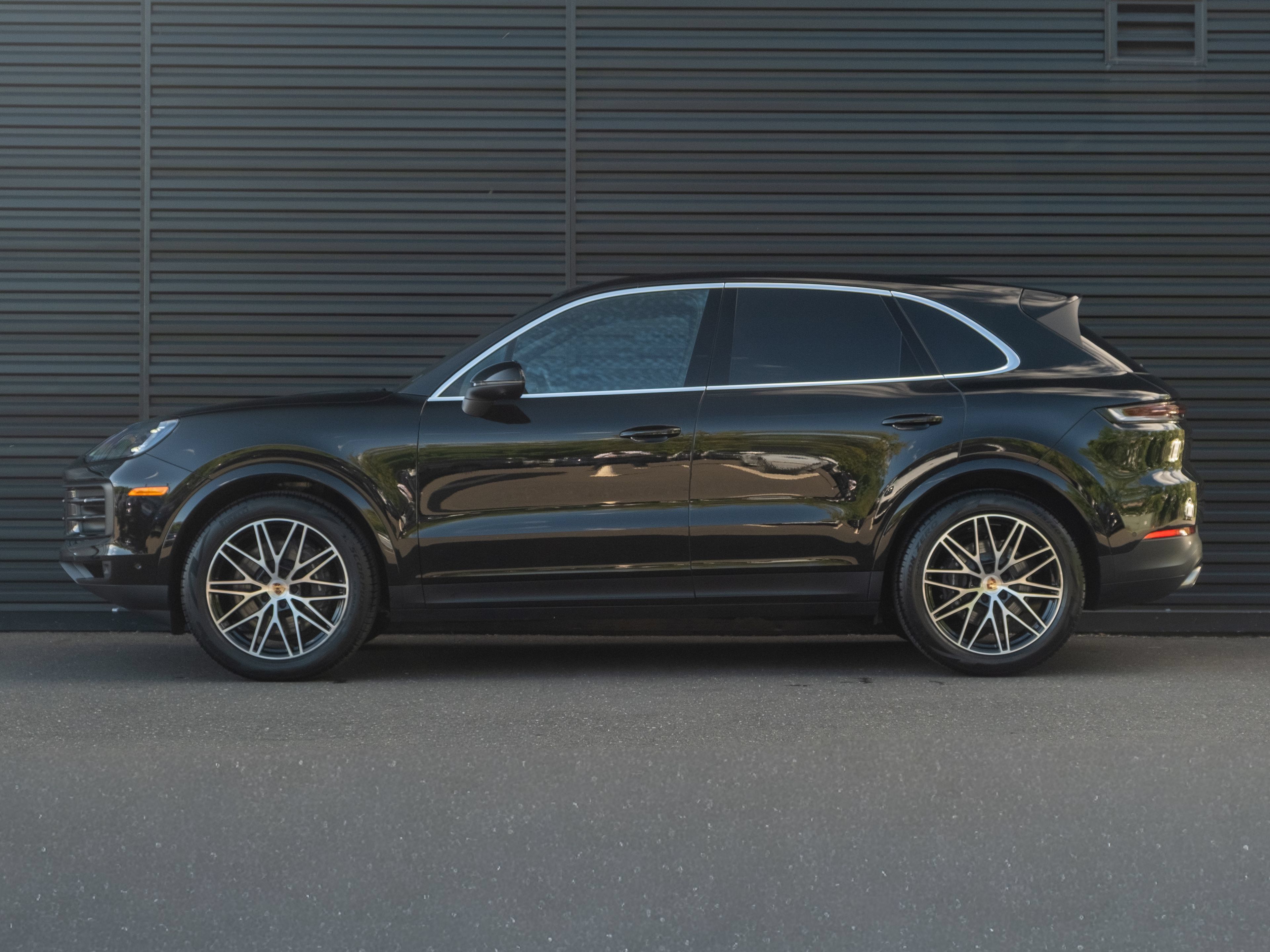 Certified 2025 Porsche Cayenne w/ Premium Package AWD/4WD image 2
