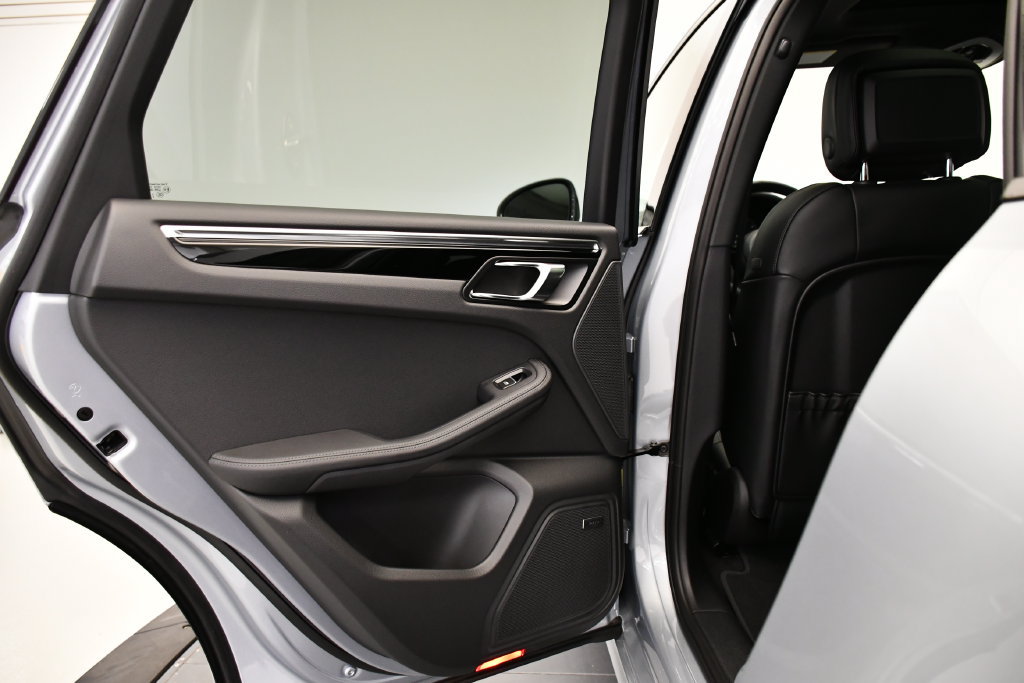 Certified 2026 Porsche Macan Turbo AWD/4WD image 43