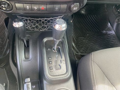 Used 2016 Jeep Wrangler Unlimited Sahara w/ Connectivity Group AWD/4WD image 18