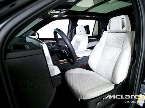 Used 2025 Cadillac Escalade Sport Platinum w/ LPO, ONYX Package AWD/4WD image 11