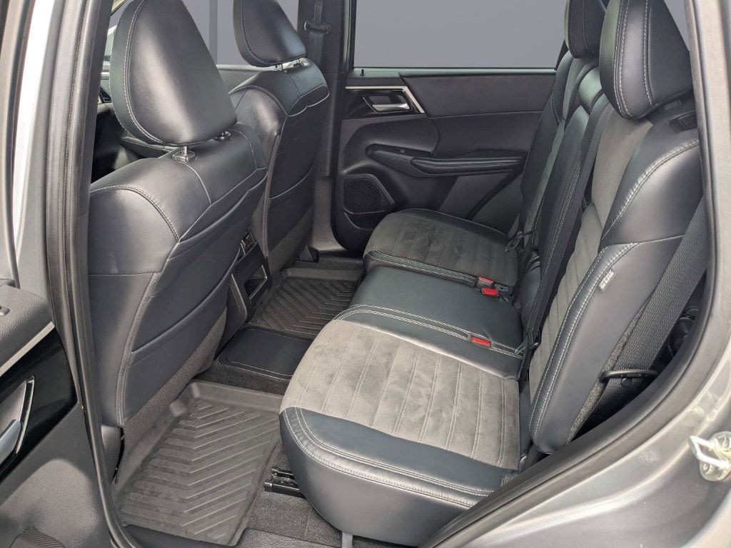 Used 2023 Mitsubishi Outlander 4WD Plug-In Hybrid image 19