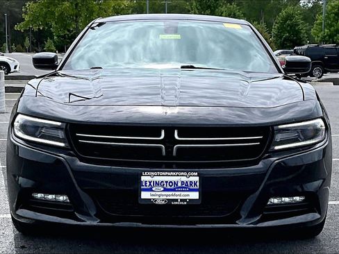 Used 2017 Dodge Charger SXT RWD image 2