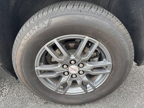 Used 2025 GMC Acadia Elevation image 11