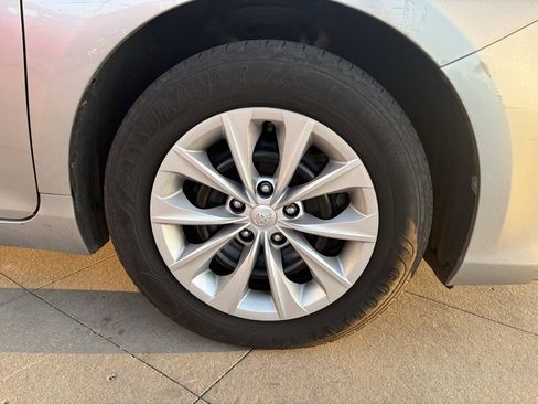 Used 2015 Toyota Camry LE image 10