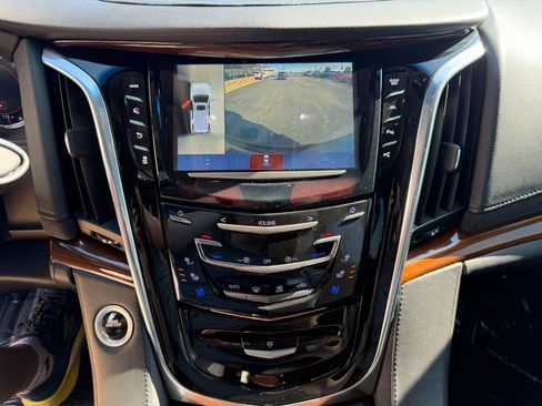 Used 2019 Cadillac Escalade ESV Luxury RWD image 40