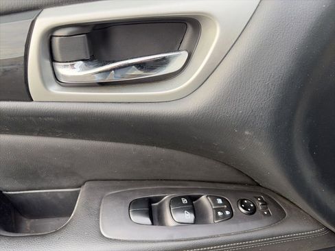 Used 2019 Nissan Pathfinder SV image 15