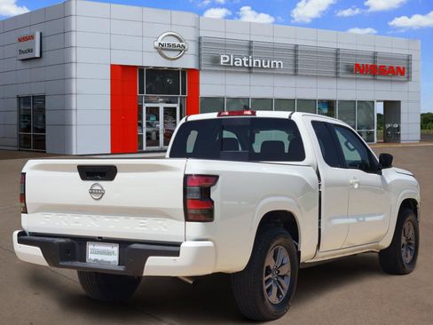 Used 2025 Nissan Frontier SV RWD image 4