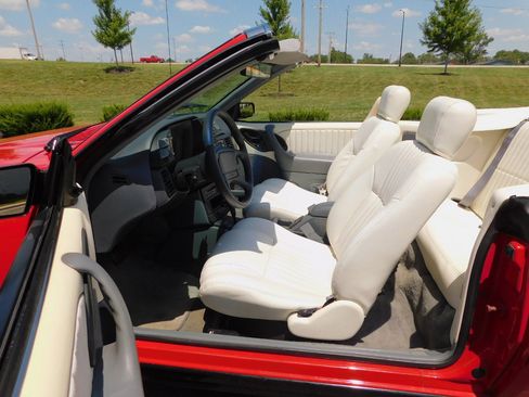 Used 1992 Pontiac Sunbird SE image 16