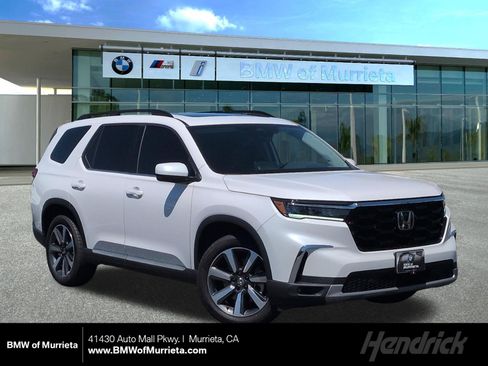 Used 2025 Honda Pilot Touring image 1