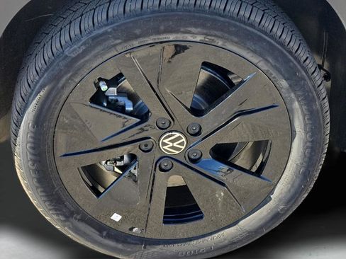 New 2026 Volkswagen Taos SE image 8