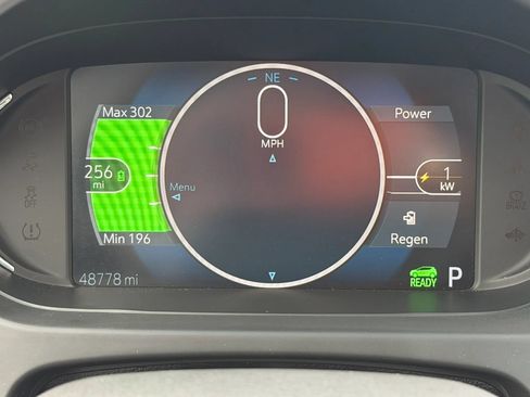 Used 2018 Chevrolet Bolt Premier w/ Driver Confidence II Package FWD image 2