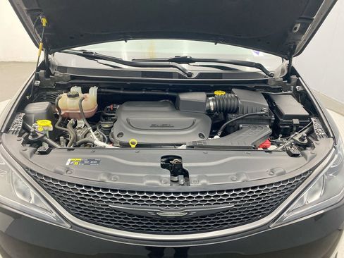 Used 2019 Chrysler Pacifica Touring-L w/ S Appearance Package FWD image 11
