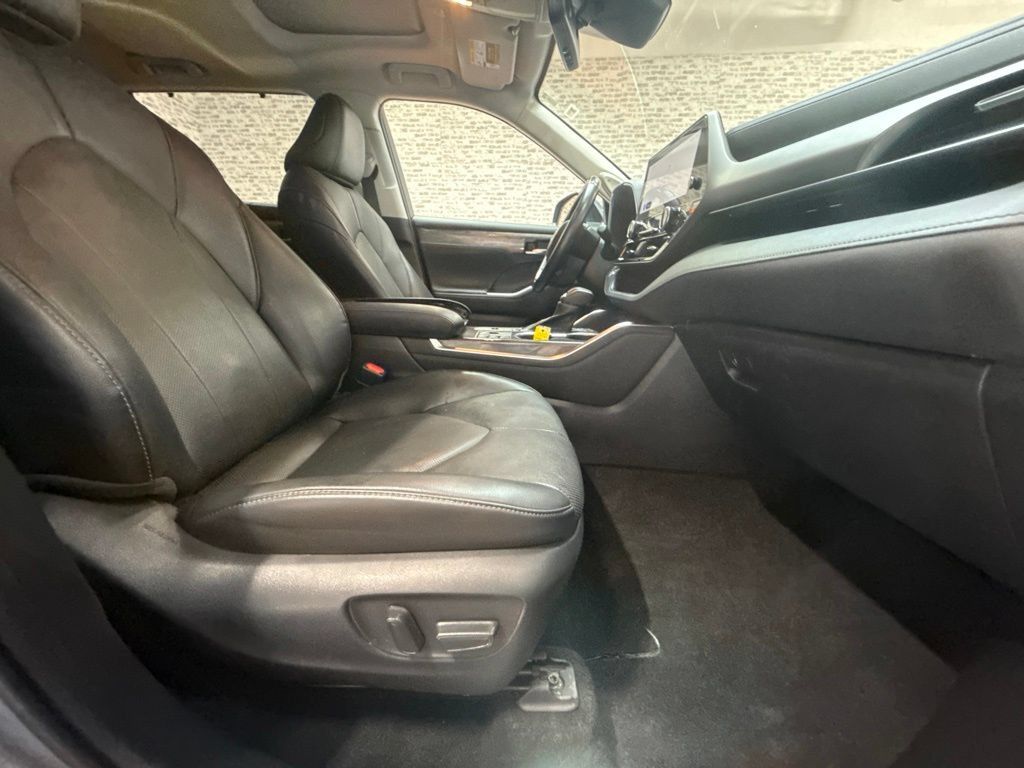 Used 2023 Toyota Highlander Limited FWD image 12