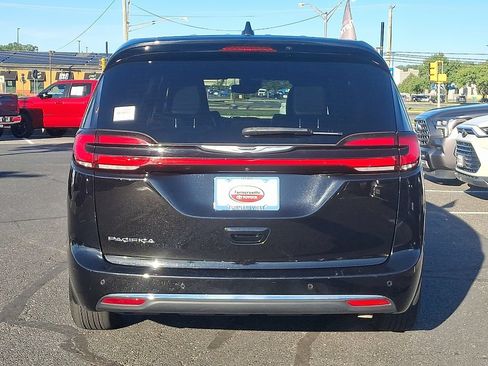 Used 2025 Chrysler Pacifica Select FWD image 5