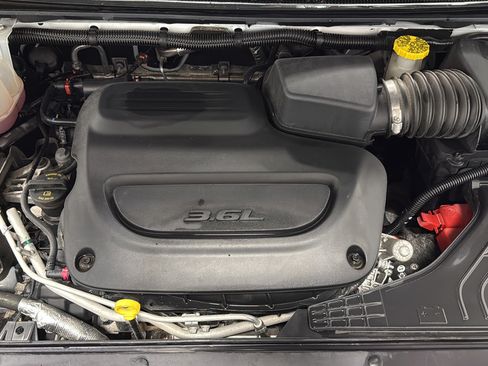 Used 2024 Chrysler Pacifica Touring-L FWD image 27