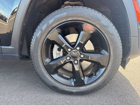 Used 2023 Jeep Grand Cherokee L Limited w/ Black Appearance Package image 12