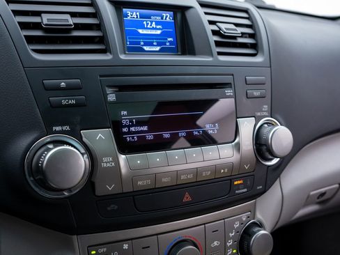 Used 2012 Toyota Highlander FWD w/ Tech Pkg image 23