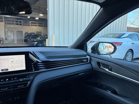 Used 2025 Toyota Camry SE image 35