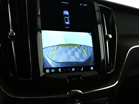 Used 2023 Volvo XC60 B5 Plus image 25