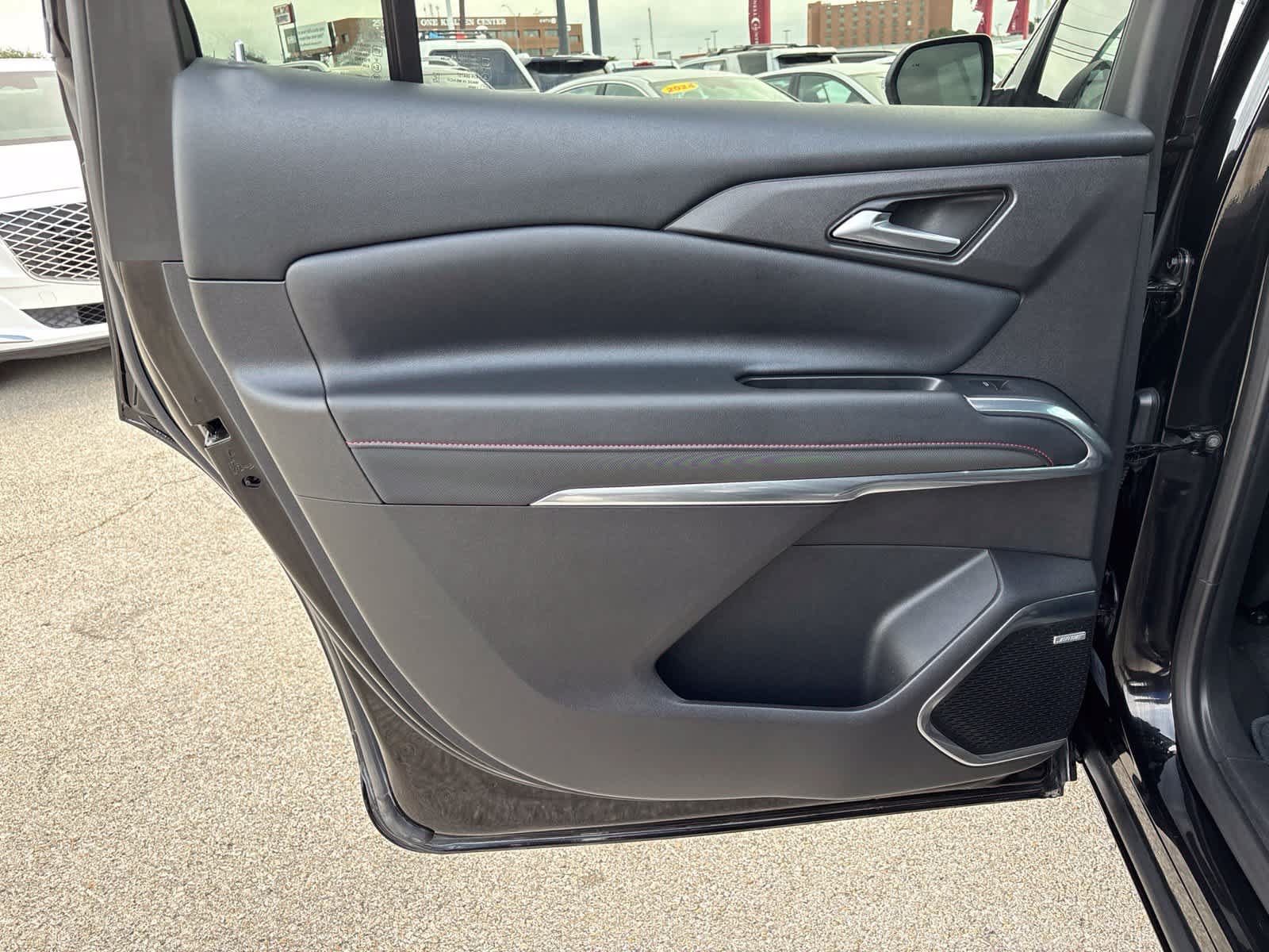 Used 2025 Chevrolet Traverse RS FWD image 18