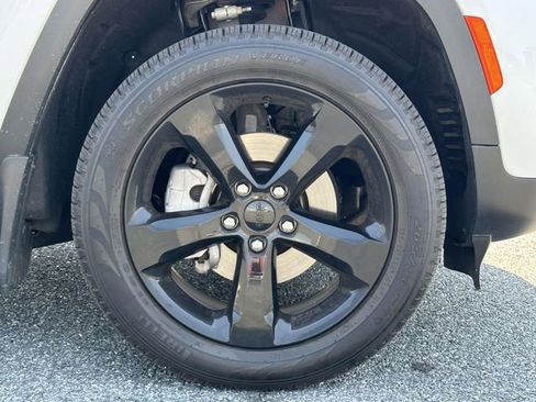 Used 2025 Jeep Grand Cherokee Limited w/ Black Appearance Package image 8