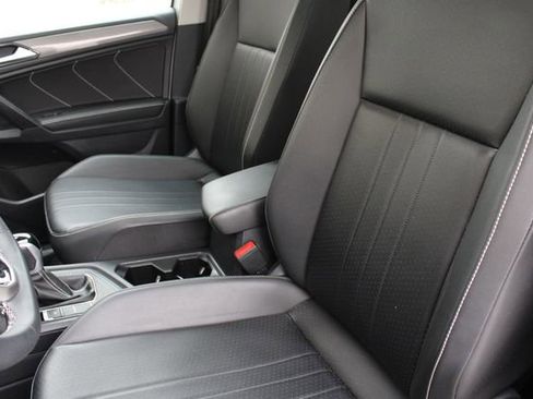 Used 2024 Volkswagen Tiguan SE w/ Panoramic Sunroof Package image 6