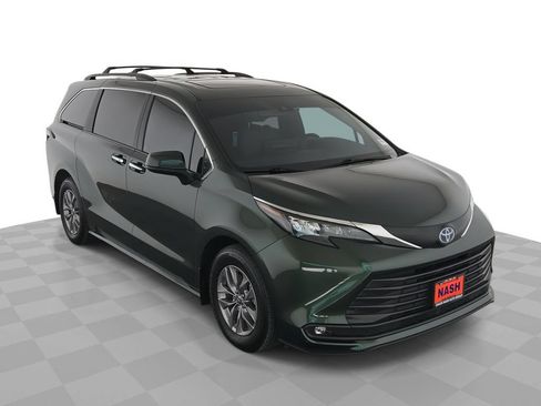 Used 2025 Toyota Sienna XLE FWD image 1
