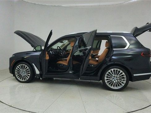 Used 2025 BMW X7 xDrive40i w/ Executive Package image 78