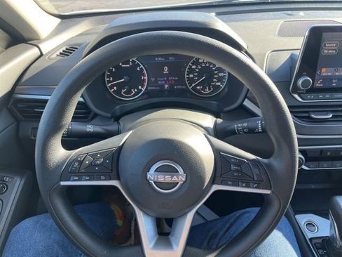 Used 2025 Nissan Altima 2.5 SV FWD image 17