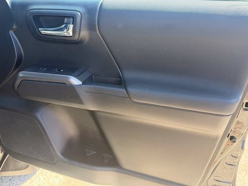Used 2019 Toyota Tacoma TRD Off-Road w/ TRD Premium Off Road Package AWD/4WD image 7