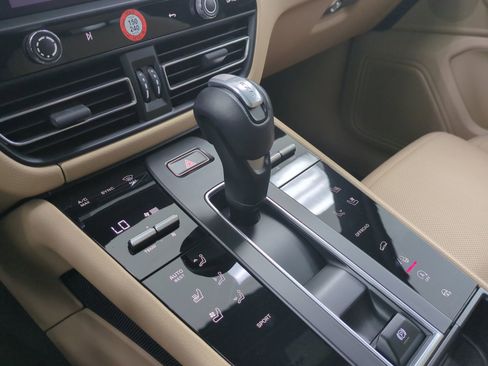Certified 2023 Porsche Macan AWD/4WD image 12