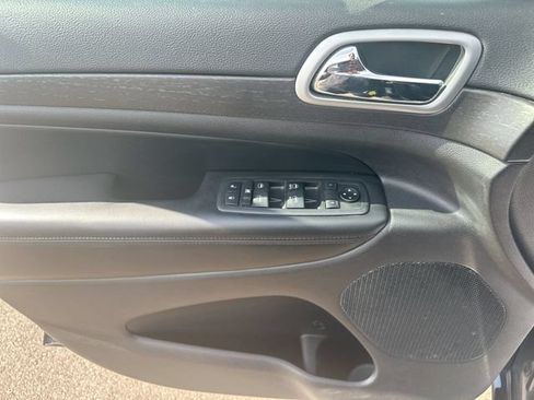 Used 2018 Jeep Grand Cherokee Altitude AWD/4WD image 15