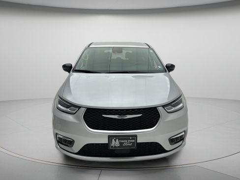 Used 2024 Chrysler Pacifica Touring-L FWD image 2
