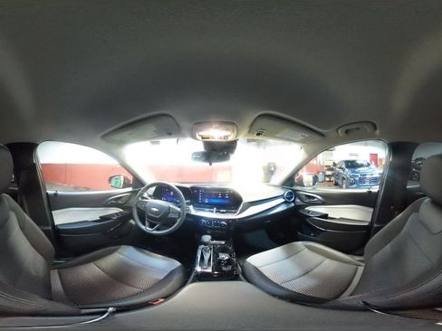 Used 2025 Chevrolet Trax LT image 41