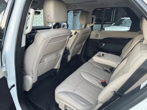 Used 2017 Land Rover Discovery SE image 33