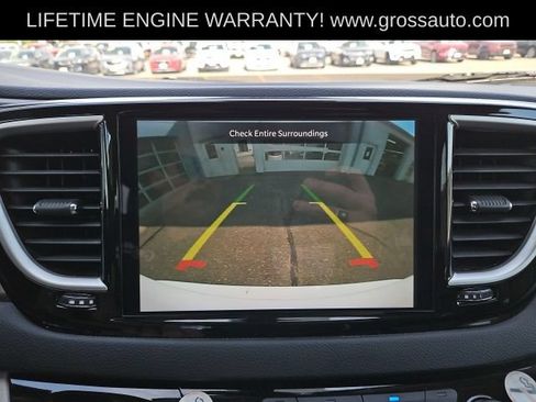 Used 2023 Chrysler Pacifica Touring-L FWD image 23